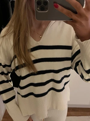 Randig tröja  - En söt randig stickad tröja🩷