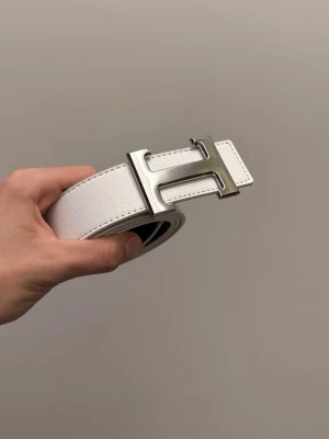 Hermesbälte - Tja! Säljer denna helt nya bältet med H loggan på! Kontakta vid frågor eller prisförslag!