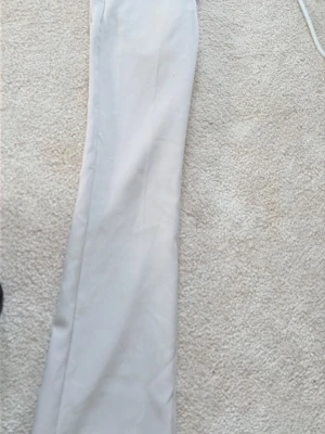 lågmidjade kostymbyxor  - Säljer mina superfina ljusbeige kostymbyxor från bikbok, inte använd mycket alls köpta för 500 mitt pris 300