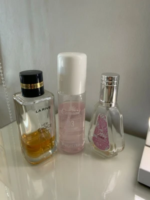 parfymer  - säljer detta set av parfymer. 