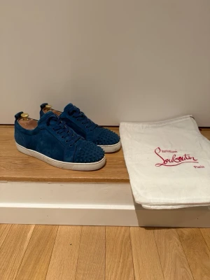Christian Louboutin - marinblå - size 44 - Säljer nu dessa as schyssta marinblåa Christian Louboutin i storlek 44 i mocka.|De har alla taggar kvar. Sulan är lite smutsig, men som gör att tvätta hur enkelt som hälst, så nästintill perfekt skick. Dustbag ingår. Perfekt nu inför våren |Pris går att diskutera vid snabb affär och vid fler frågor är det bara att skriva! MVH VMresell