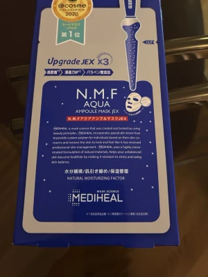 Mediheal N.M.F Aqua Ampoule Mask - Fuktgivande ansiktsmask från Mediheal i blå förpackning. Masken innehåller naturliga återfuktande ingredienser och är framtagen för att balansera och återställa huden. Perfekt för dig som vill boosta huden med extra fukt och näring.