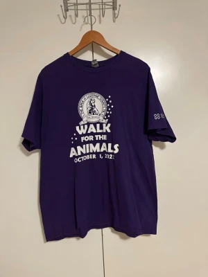 Lila Walk for the Animals t-shirt - Vintage T-shirt köpt på thrift i USA. Unikt tryck både fram och bak. Passar L. Skriv för fler bilder, mått eller andra frågor!