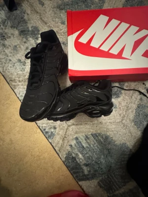 Nike Air Max Plus helsvarta sneakers - Nike Air Max Plus sneakers. Kontakta vid intresse :)