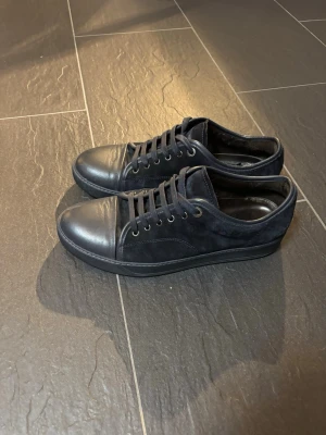 Navy svarta lanvins  - Lanvins utan glans | Skick – 8/10 – mycket bra | Storlek – 42 passar 43 | Äkta | ingen box medföljs | Hör av er vid frågor eller funderingar 🙌