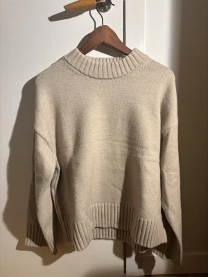 Stickad tröja - Crew neck stickad tröja från Gina, endast använd fåtal gånger💞