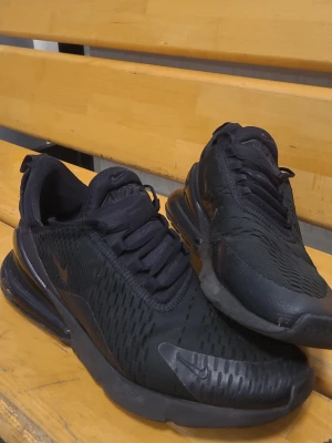 Nike Air Max 270s - Säljer ett par helsvarta Nike Air Max 270 och under sidan kan fixas lätt med svart tape bäst för varje dags skor snacka med mig om priset funkar inte för dig