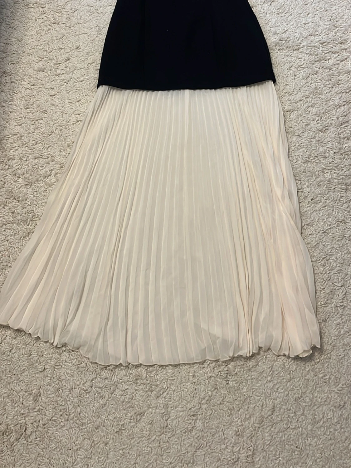 Svart och vit långklänning med plisserad kjol