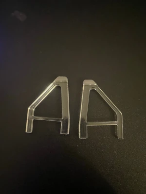 Ställ till spelkonsol i genomskinlig plast - Säljer två genomskinliga plastställ som passar till ps5 slim edition. De har en stilren, vinklad design och är perfekta för att hålla ordning på gamingutrustningen. Perfekt tillbehör för gaminghörnan. Helt nya då jag köpte fel 