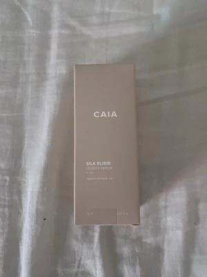 CAIA Silk Elixir Length Serum - Säljer ett CAIA Silk Elixir Length Serum som kommer i en stilren beige förpackning. Serumet är berikat med hyaluronsyra och silkesextrakt och är designat för att ge näring och längd till håret. Perfekt för dig som vill boosta hårets kvalitet och glans. Aldrig använd💞