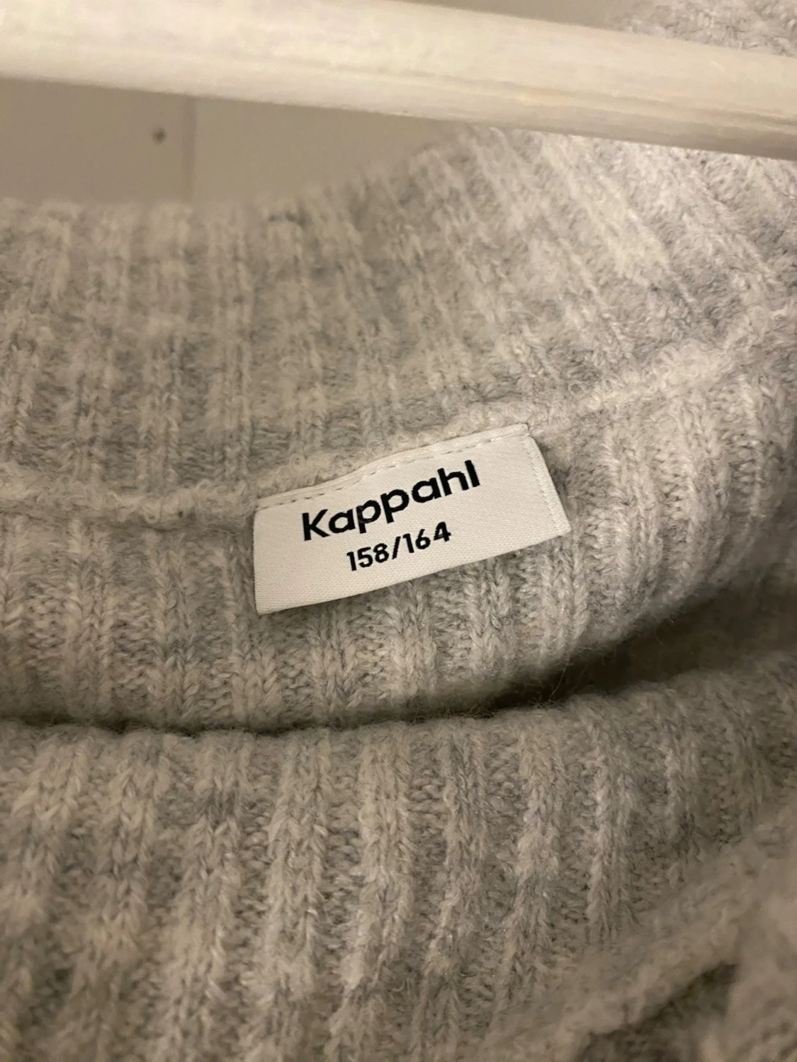 Grå off-shoulder stickad tröja - 3