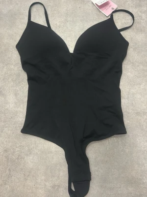 Slutsåld body från h&m  - Säljer då jag glömde returnera, helt oanvänd!