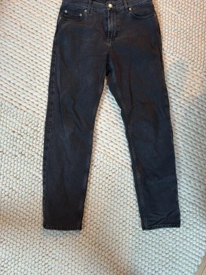 Svarta jeans från Sweet SKTBS - Säljer ett par svarta jeans från Sweet SKTBS i storlek XS. Jeansen har klassisk femficksmodell, raka ben och normal midja. Materialet är mjukt och stretchigt för extra komfort. Perfekta till nån som inte gillar för slim byxor men inte heller för baggy. Hör av dig om du har nån fråga💫