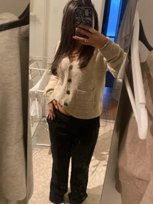 Svarta byxor från BikBok, storlek 38 - Säljer ett par svarta byxor från BikBok i storlek 38. Byxorna har en klassisk rak passform och är perfekta till många olika stilar. De är tillverkade i ett mjukt material som känns bekvämt hela dagen.