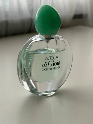 Acqua di Gioia parfym Giorgio Armani - Fräsch parfym från Giorgio Armani, Acqua di Gioia. Flaskan är elegant och rundad i genomskinligt glas med ett ljusgrönt lock. Doften är inspirerad av naturen och har en modern, stilren design som känns lyxig och ungdomlig. 30 ml se flaska för återstående mängd