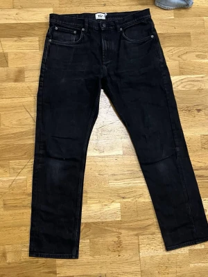 Jeans svarta - Hej! Säljer jeans. Längden är 32. Bredden är 33