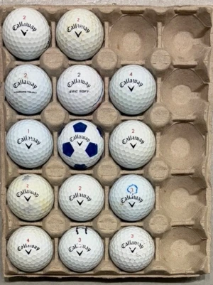 Callaway golfbollar - Säljer ett blandat 14-pack vita Callaway golfbollar vissa med Reklam text/färgpenna, se bild.  Golfbollar: 5 Chrome Soft, 2 ChromeSoftX, 2 ChromeTour, 2 CromeTourX, 1 HexChrome, 1 ChromeSoftXLS och 1 E-R-C Soft 
