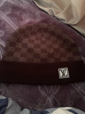 Grå svart mössa med logga  - Fin mössa 