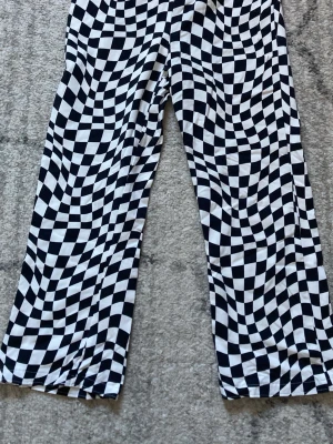 Svarta och vita rutiga trekvarts leggings - Säljer ett par trekvarts leggings med svartvitt rutigt mönster i optisk illusion-stil från Cubus. De har en mjuk och stretchig passform med resår i midjan. Perfekta för dig som vill sticka ut med ett coolt och trendigt plagg. Aldrig använda bara tvättade. Original pris 200kr