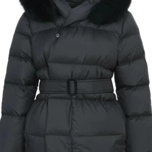 Lilly jacka  - Säljer jackan som är oanvänd och helt ny. Storleken är S. 