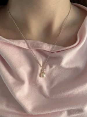 Silvrigt halsband med pärla - Silvrigt halsband med tunn kedja & pärla från märket August