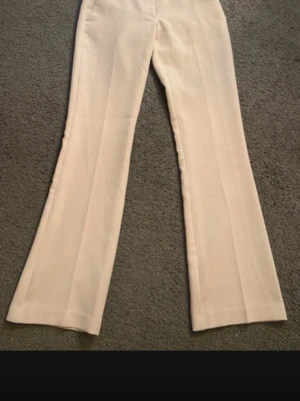 Lågmidjade kostymbyxor från BikBok - Snygga beiga kostymbyxor från BikBok som är low waist. Modellen heter Vera low och nypris är 499kr