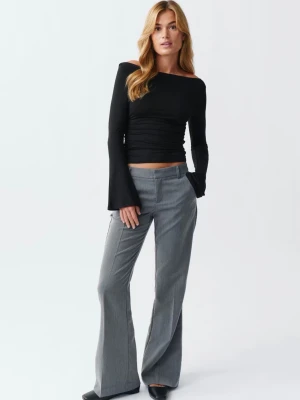 Grå kostymbyxor med utsvängda ben - Snygga grå kostymbyxor med utsvängda ben och pressveck. De är lågmidjade från gina tricot, säljer för de blivit för små🫶🏻