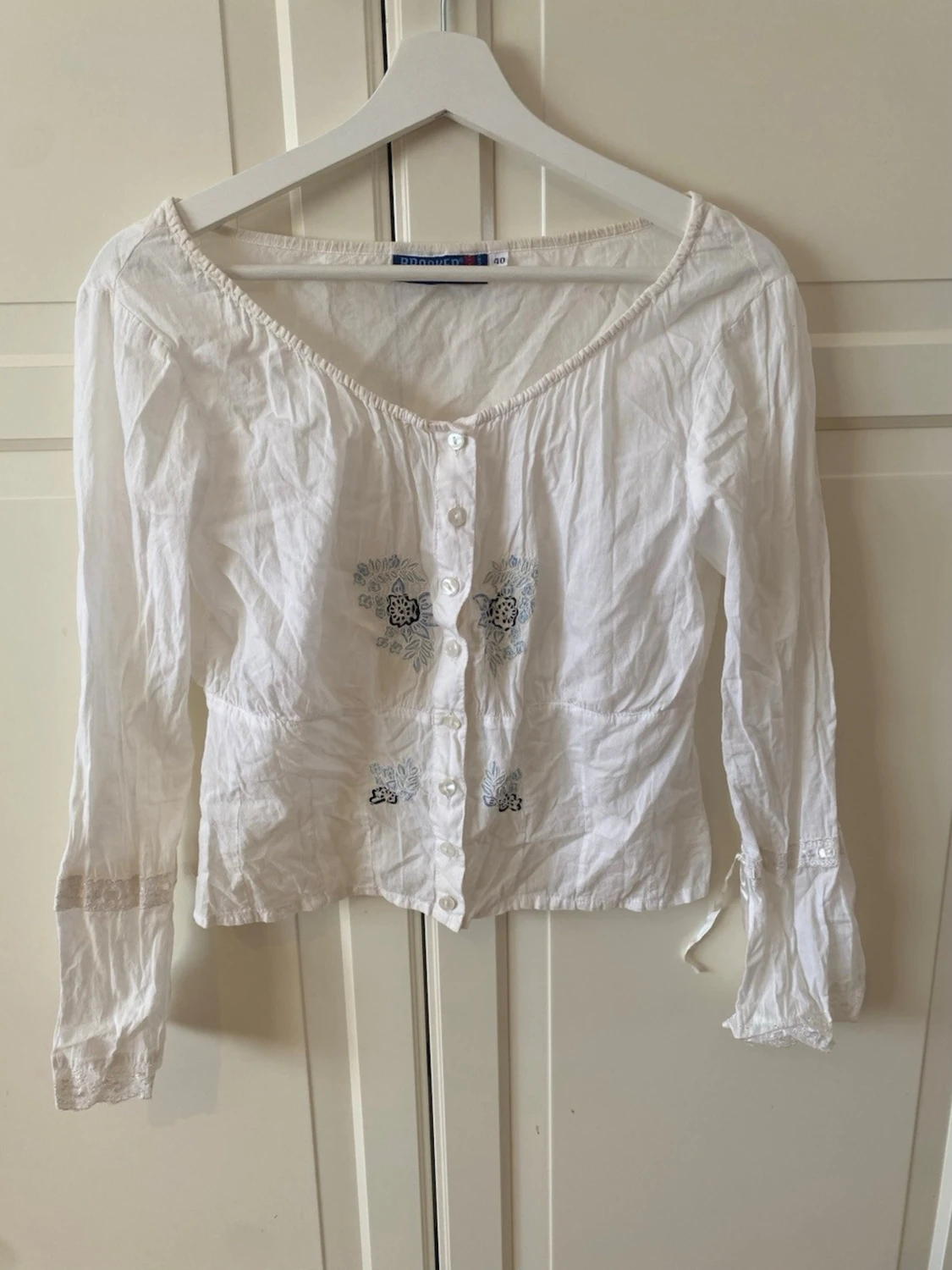 Vit blus med broderi och knappar - 3