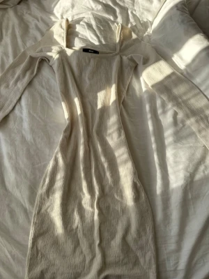 Kort långärmad klänning - ljusbeige/vit klänning  med lång ärm och fyrkantig ringning. Tajt och figursydd 💕