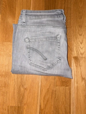 Dondup Jeans Grå - Tjena! Säljer dessa as feta Dondup jeans i W30. Jeansen har inte använts mycket och materialet är väldigt komfortabelt. Hör av dig vid frågor eller funderingar ✅Priset är ej hugget i sten!