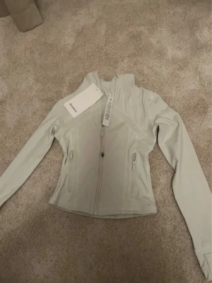 Lululemon Define jacket  - Nyskick! Köpte av en tjej på vinted men den var för liten för mig med så säljer vidare 💓 prislapp kvar o påse! Storlek 2💓 kan ej garantera äktenhet då jag köpt av en annan men prislapp o påse finns kvar 💓💓💓