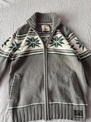 Grå stickad zip - Stickad grå tröja från ESPRIT med dragkedja, krage och två fickor fram. Tröjan är i fint skick och är S. Perfekt för kalla dagar och snygg till jeans.