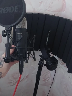 RØDE NT1 mikrofonpaket med tillbehör - Säljer ett komplett mikrofonpaket med RØDE NT1 kondensatormikrofon, popfilter, shock mount, svart ljudisolerande skärm och stativ. Perfekt för hemmastudio eller podcast. Allt är svart och silver, robust konstruktion och proffsig känsla.om det skulle vara så finns det med ett focusrite ljudkort om man skulle vara sugen då är det bara höra av sig, men då diskutera vi pris för den på sidan. HÄMTAS om det inte bara är microfon och ljudpaket som köps.