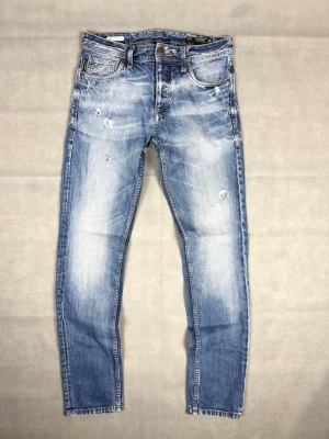 Jack & Jones jeans med slitningar  - Jack & Jones jeans med slitningar | Size: Står ej, äldre modell | Modell: Tim Slim fit | Skick: 8,5/10 | Mått: Midja: 38 cm Längd: 100 cm | Hör gärna av dig vid frågor och funderingar!🤗