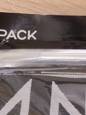 Helt nya Boxer Frank Dandy S - Helt nya Boxer Frank Dandy.Storlek S.Frank Dandy-kalsonger i 5-pack kombinerar stilren design med en följsam passform som håller sig bekväm hela dagen. Tillverkade i en mjuk bomullsblandning med en touch av elastan för extra flexibilitet.Mjuka och bekväma – Tillverkade i 95% bomull och 5% elastan för skön passform Perfekt vardagspaket – Fem par kalsonger i klassisk modell Håller formen – Elastisk midja och stretchigt material ger bra passform tvätt efter tvätt Stilren design – En tidlös look som