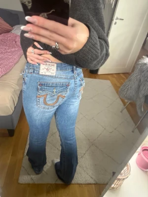 True Religon Jeans  - Köpte för 1500kr, fint skick förutom lite slitage längst ner på byxbenet. Självklart äkta och digital kvitto finns💞pris kan diskuteras💞