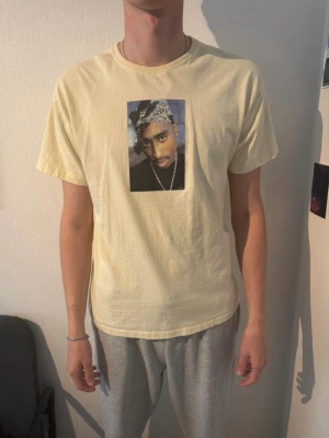 Tupac T-shirt - Säljer en oanvänd Tupac T-shirt från Pull & Bear  Tröjan är ny utan prislapp  Tröjans storlek är M (medium)  Det finns inga tecken på användning eller skador  Nytt pris: Ca 300 Kr Vårt pris: 150 Kr  Priset går att diskuteras!✨ Tveka inte på att skriva!✅👕