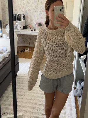 Beige stickad tröja från veromoda - Säljer en beige stickad tröja från veromoda med grovstickad struktur och rund halsringning. Tröjan har långa ärmar och ribbade muddar vid ärmslut och nederkant. Perfekt för lager på lager och enkel att matcha med olika outfits.