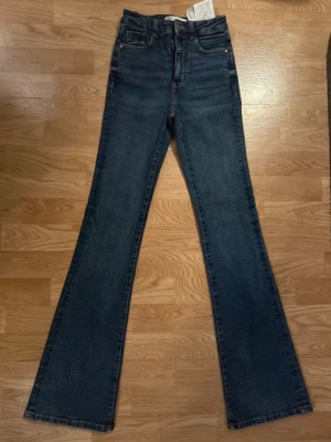 Zara jeans  - Jeans från Zara  Öppen för bud vid snabb affär. Paketpris vid köp av flera plagg.🎀
