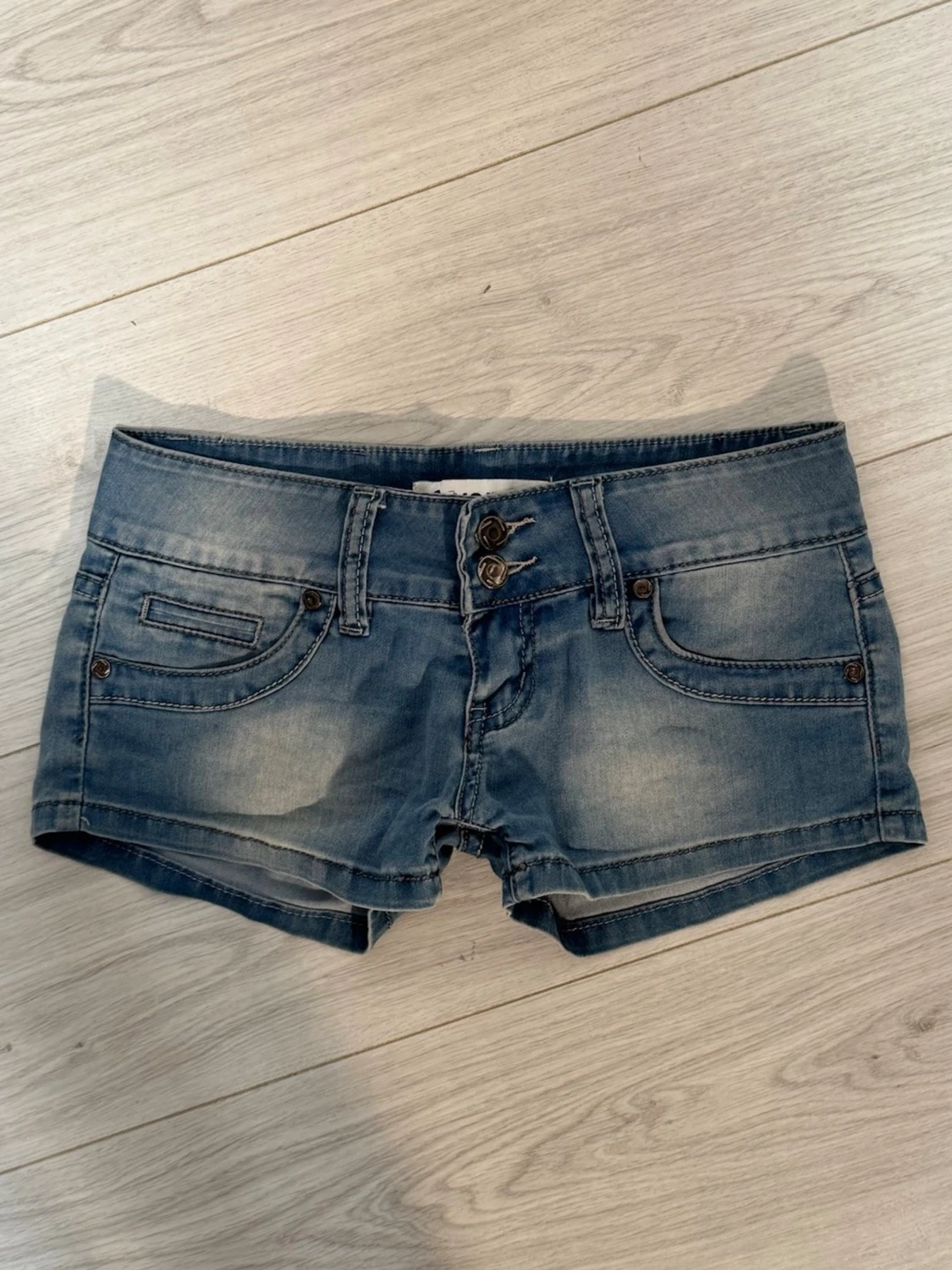 Lågmidjade jeansshorts  - 4