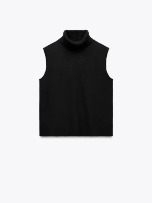 Svart stickad topp - Stilren svart stickad topp med hög polokrage. Ärmlös och rak passform.
