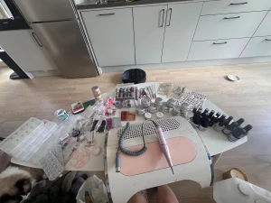 Stort nagelkit med geléer och dekoration - Säljer ett komplett nagelkit med flera burkar gelé från NG Professional, olika färger av glitter, nageldekorationer, nagellack, elektrisk nagelfil och tillbehör. Perfekt för dig som vill skapa kreativa nageldesigner hemma. Innehåller även nagelstickers . Allt på bilden fås med vill man ej ha uv/led lampan och elfilen kostar de 2000kr annars 3500kr mycket är oanvänt 