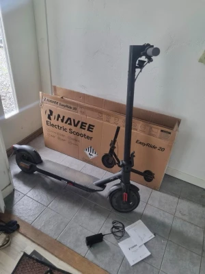 NAVEE EasyRide 20 elscooter svart - Elektrisk scooter från NAVEE, modell EasyRide 20. Stilren svart design med robust ram i metall och detaljer i plast. Scootern har stora hjul, bred fotplatta och tydlig display på styret. Laddare och manualer medföljer. Perfekt för smidig transport i stan. Åker 20 km i timmen och 20 km räckvidd. Pris kan diskuteras vid snabb affär.
