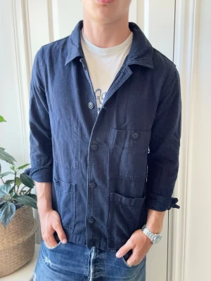 Selected overshirt  - Selected overshirt, påminer lite om linne. Vet ej tho, men inte helt bomull liksom. Inga defekter! Modellen i bilderna är 180 cm 75 kg och bär Storlek S , Kom med frågor! 🌟 (Kan gå ned i pris vid köp av paket 😉) 