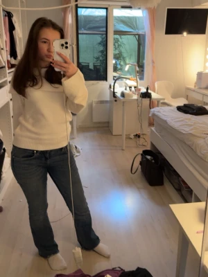 Vit stickad off shoulder tröja - Säljer en enkel och stilren vit stickad off shoulder tröja.Passar till både jeans och kjol för en avslappnad look.