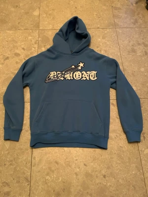 S/M Demont hoodie (strl xs men passar s m) - Säljer en blå hoodie från Demont i storlek XS. Köpte denna i deras första dropp för ca 5 år sedan, använt försiktigt sedan dess. Strl är även större än xs, passar S och M. Skriv gärna vid funderingar. Skickar gärna bilder. Skicka prisförslag!