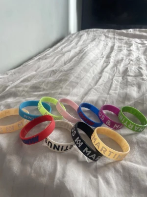 M&M armband! - Säljer alla mina mm armband för bra pris, tyvärr tröttnat lite på killarna och tycker då någon som älskar de ska ha dessa ist❤️