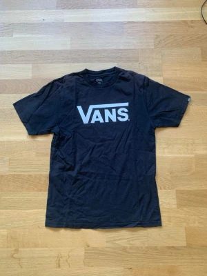 Svart vans t-shirt  - skön t shirt från vans, nice nu till sommaren. 