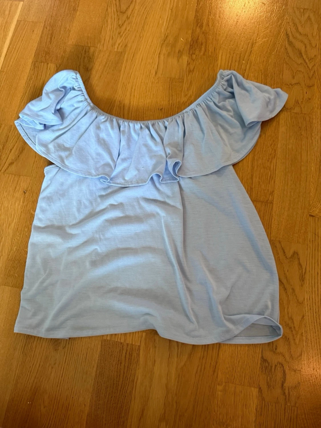 Ljusblå offshoulder topp med volang