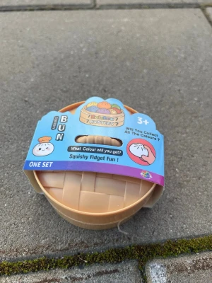  Mystery Squeezy dumpling  - Jag säljer min Squeezy dumpling! Jag har redan den färgen som är i förpackningen! Därför vill jag sälja den, den är inte använd! Köpte den för typ 10 minuter sen! !!dumplingen är i förpackningen och är bra skick!! Jag köpte den för 250kr men säljer den för 200kr